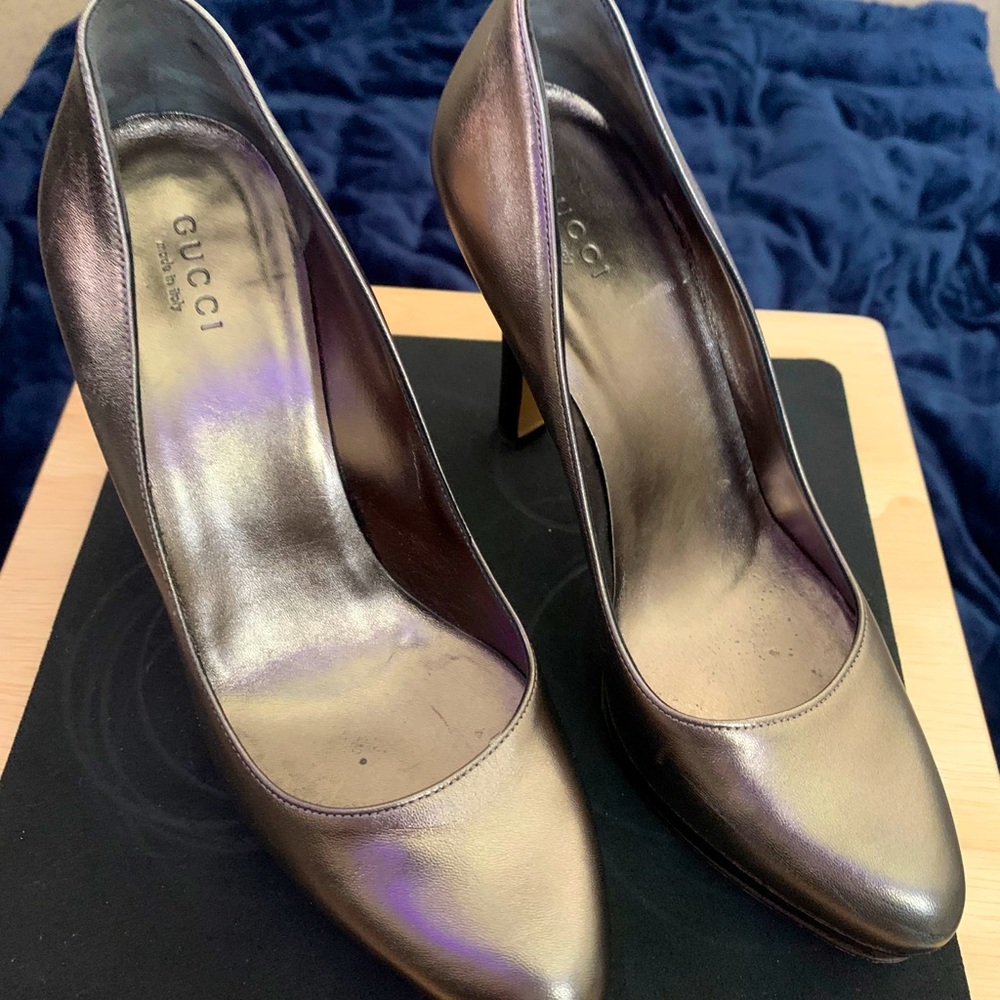 Gucci gold pumps